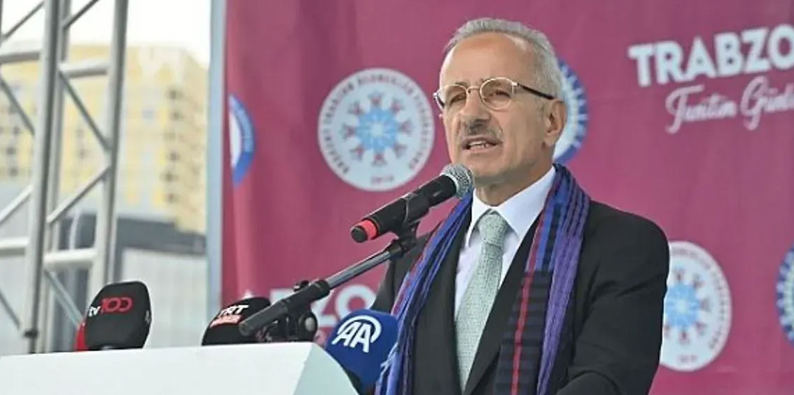 Bakan Uraloğlu Trabzonspor’u kutladı!