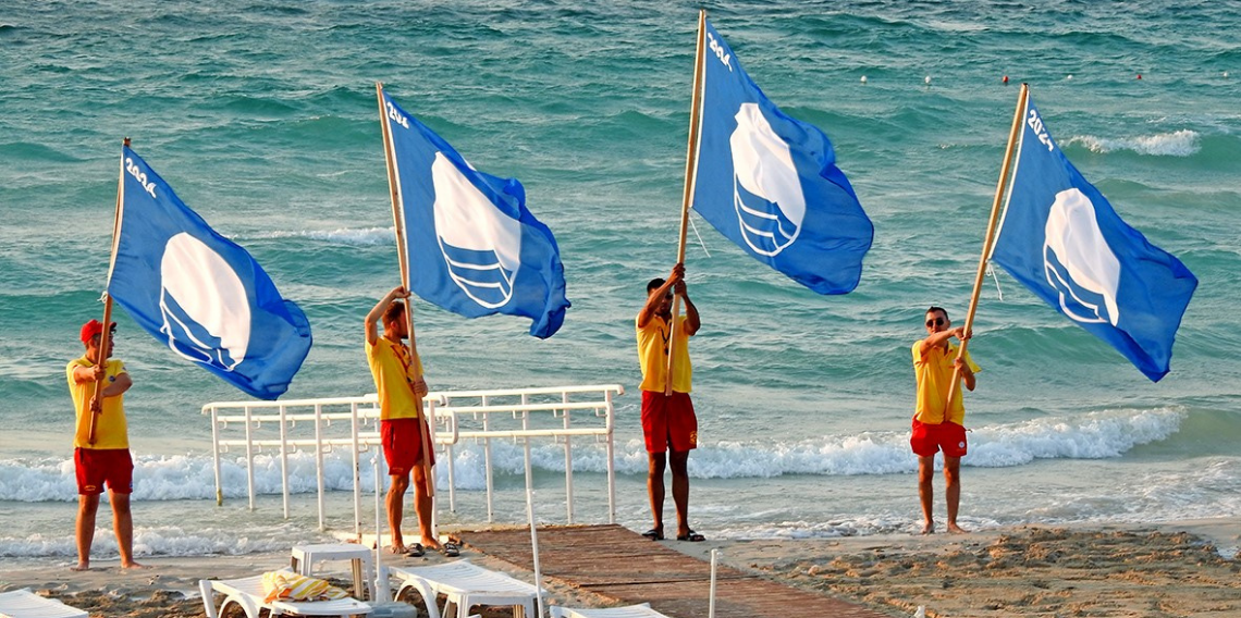 Çeşme’de 13 Plaj ve 2 Marina Mavi Bayrak Almaya Hak Kazandı
