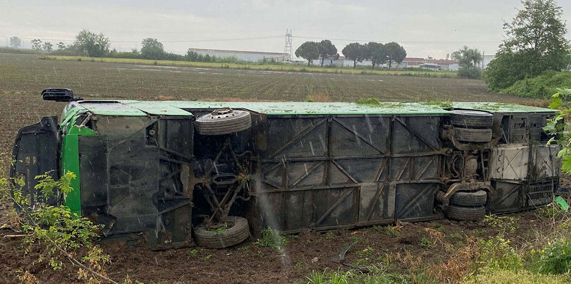 Çanakkale’de otobüs devrildi: Çok sayıda yaralı var