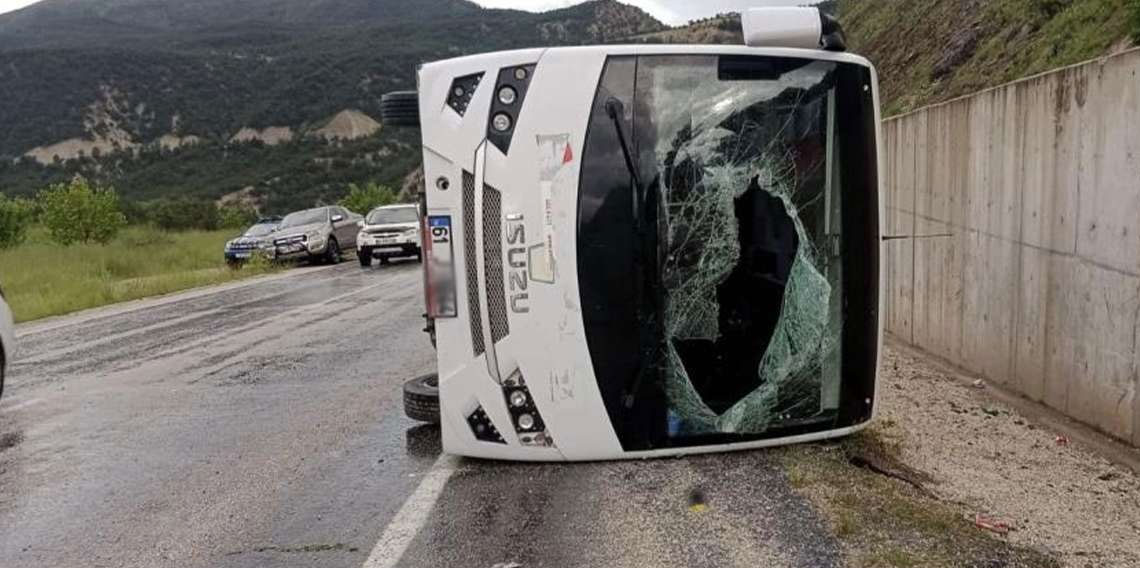 Trabzon plakalı minibüs itfaiye ile çarpıştı: Yaralılar var
