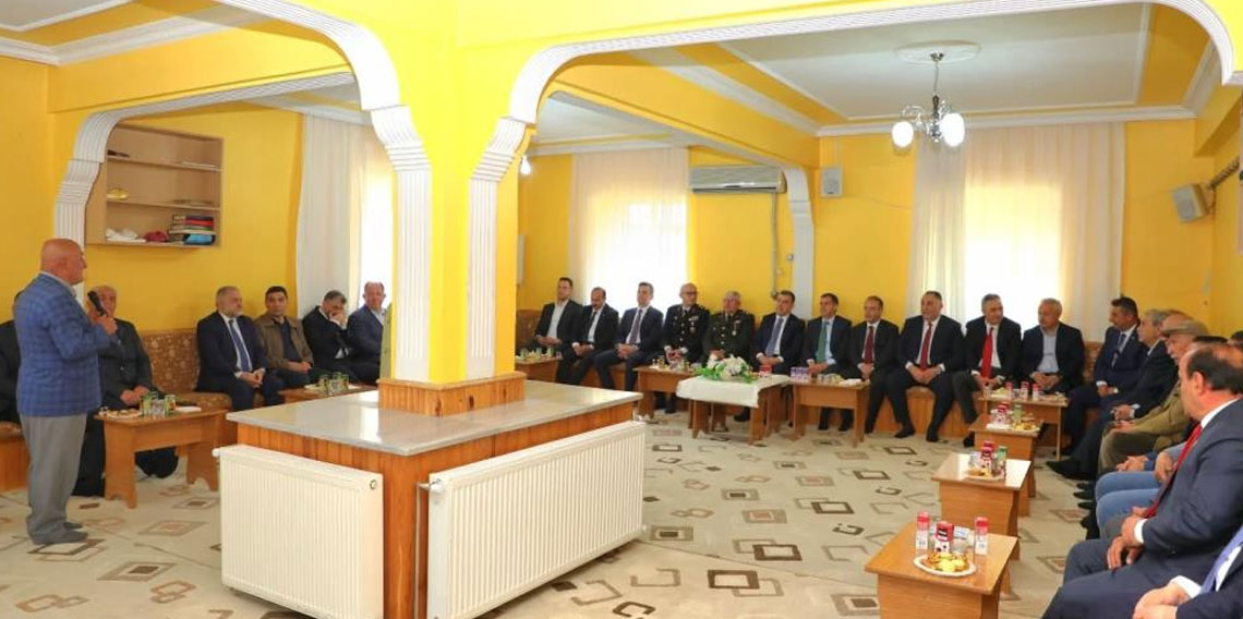 Bayburt’ta protokol üyeleri ve vatandaşlar bayramlaştı