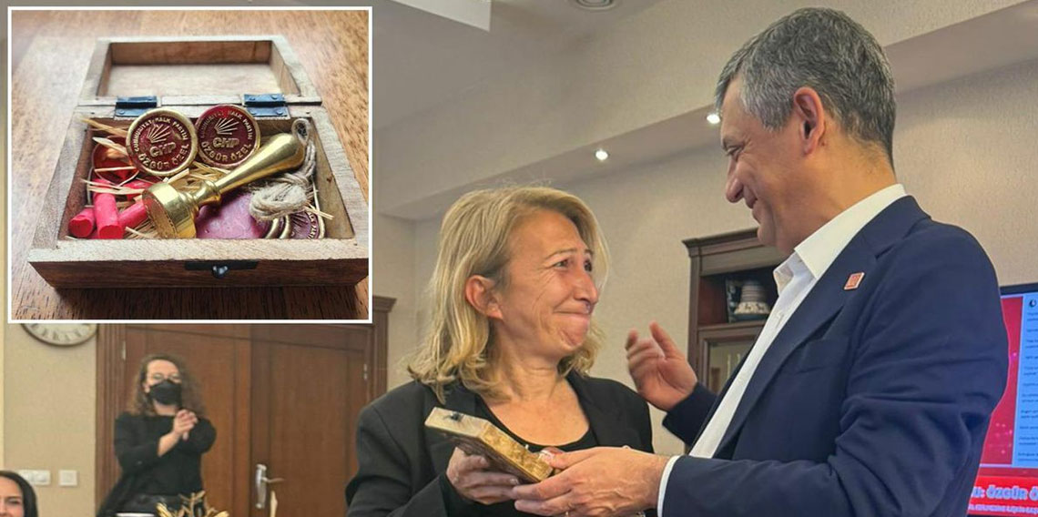 Özgür Özel, genel başkanlık mührünü Süreyya Öneş Derici'ye emanet etti