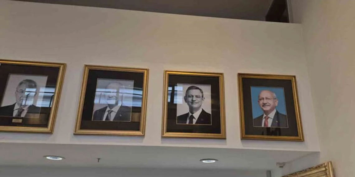 Kılıçdaroğlu’nun fotoğrafı CHP genel merkezine tekrar asıldı