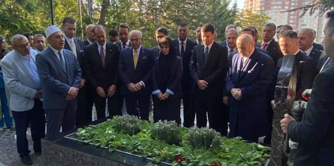 Devlet Bahçeli, Alparslan Türkeş'in kabrini ziyaret etti