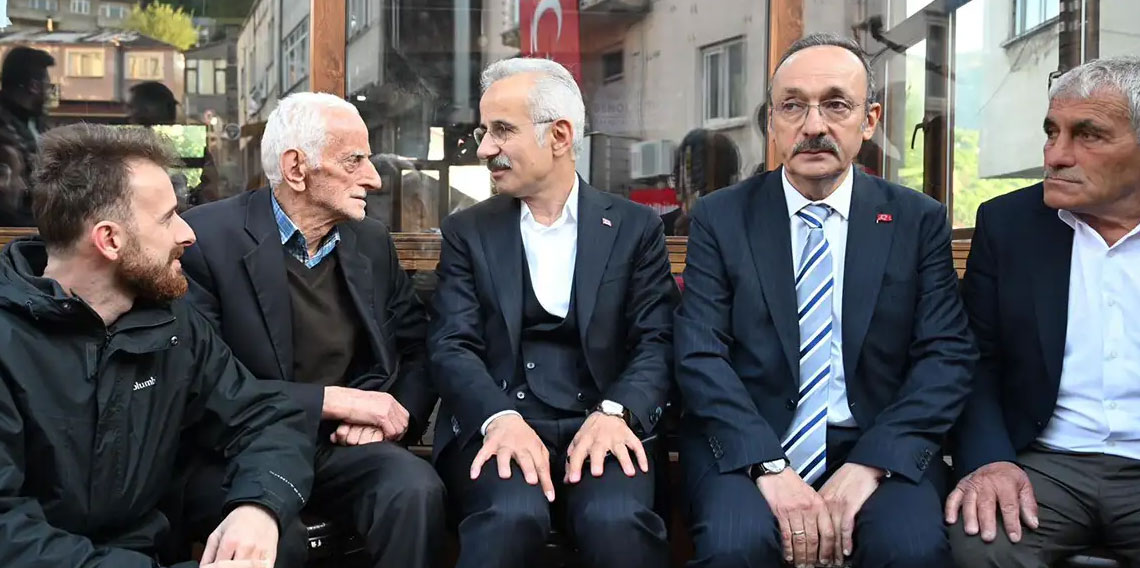 Bakan Uraloğlu Trabzon'da vatandaşlarla bayramlaştı!