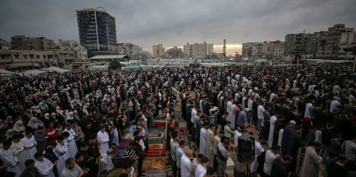 Gazze’de enkazların gölgesinde bayram: Filistinliler sokaklarda namaz kıldı