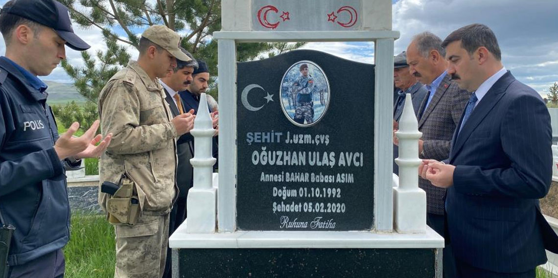 Bayramda duygulandıran şehitlik ziyareti