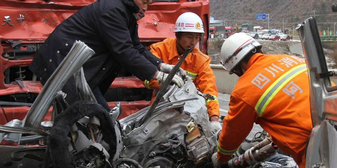 Çin'de yolcu otobüsü kamyona çarptı: 13 ölü