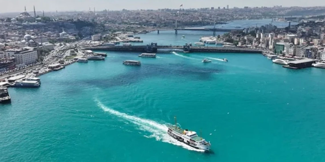 İstanbul Boğazı'nın rengi turkuaza büründü