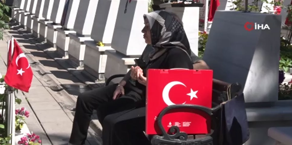 Edirnekapı Şehitliği’nde bayram ziyareti