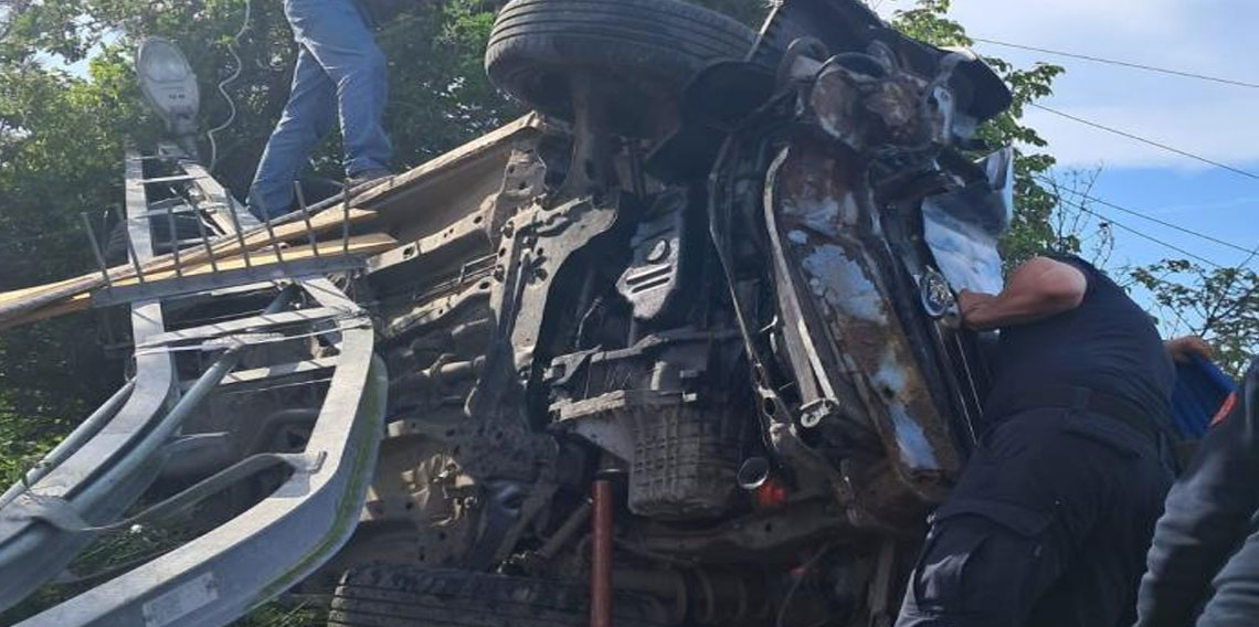 Elektrik direğine çarpan hafif ticari araç devrildi: 2 yaralı