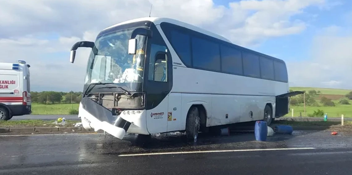 Kontrolden çıkan tur otobüsü kaza yaptı: Çok sayıda yaralı var