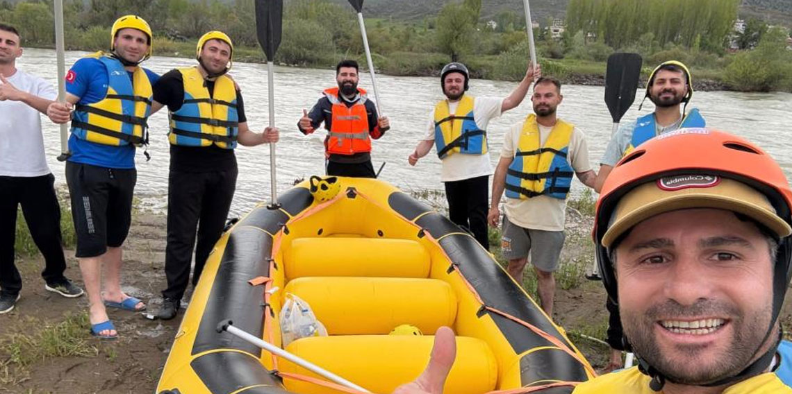 Bayburtlu gençler bayramın son gününde Çoruh’un hırçın sularında kürek çekti