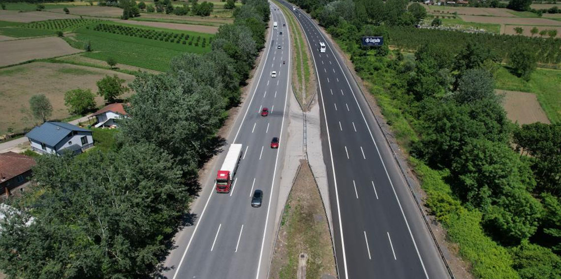 Anadolu Otoyolu Sakarya geçişinde trafik havadan görüntülendi