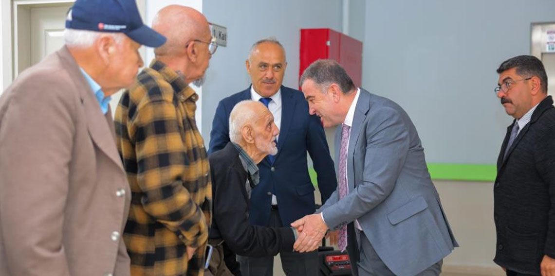 Bayburt huzurevi sakinlerine bayram ziyareti