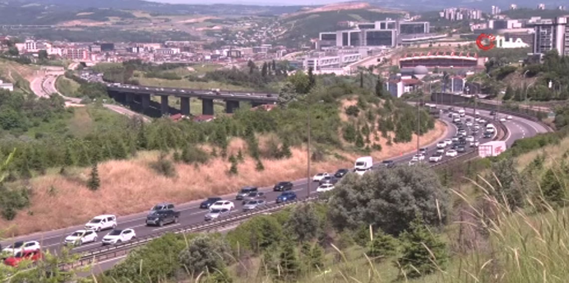 Kocaeli TEM Otoyolu’nda kilometrelerce araç kuyruğu oluştu