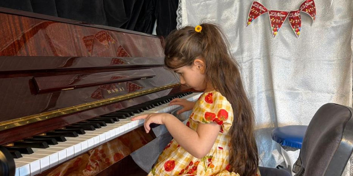 6 yaşındaki görme engelli Nil, 10 enstrümanla hayallerine yürüyor