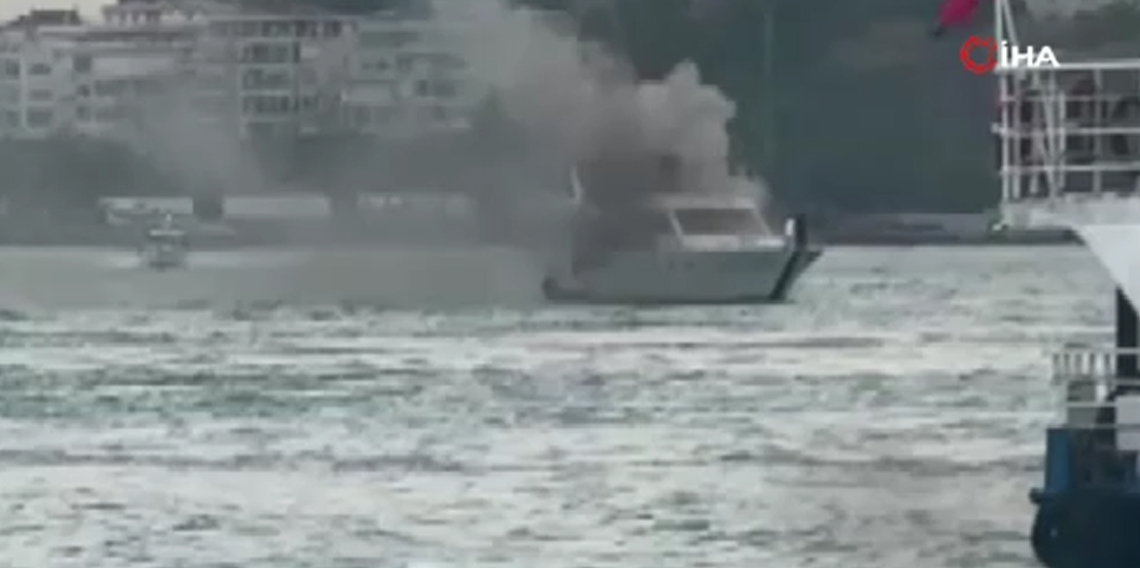 Bebek Sahili’nde bir tekne alevlere teslim oldu