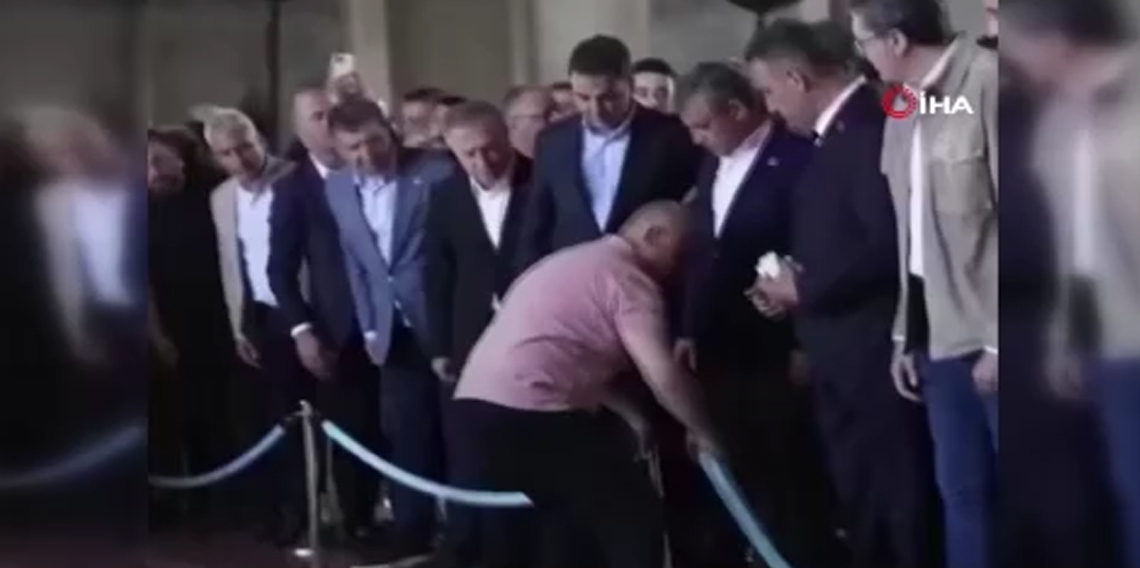 Anıtkabir’de çelenk krizi: Özgür Özel ile asker arasında gerginlik