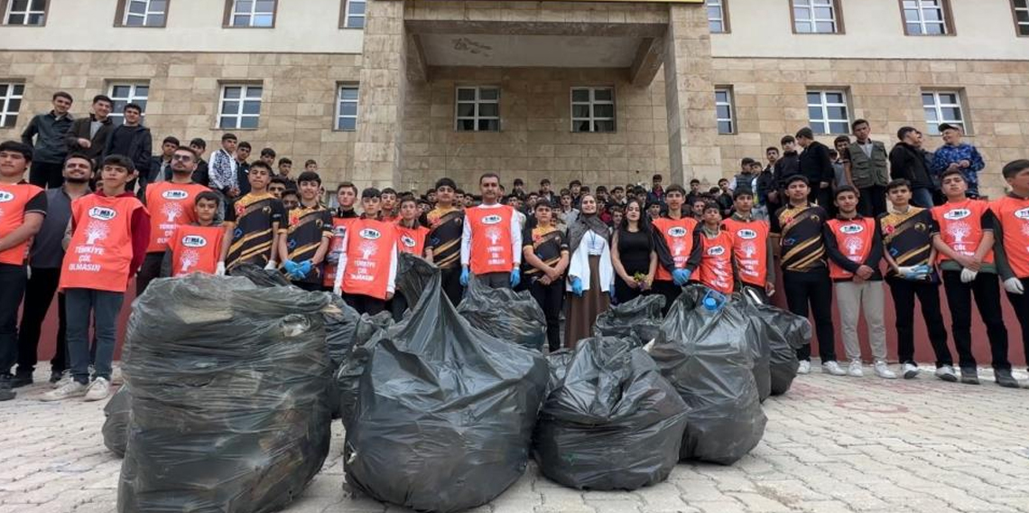 Yüksekova'da 400 kişi bir araya gelerek çevre temizliği yaptı