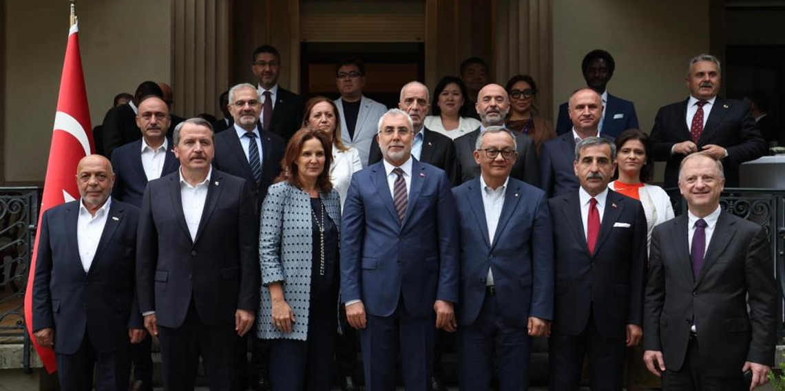 Bakan Işıkhan, işçi ve işveren temsilcileriyle Cenevre'de bir araya geldi