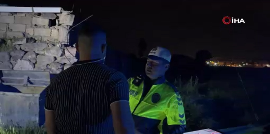 Alkollü sürücü merakına yenik düştü
