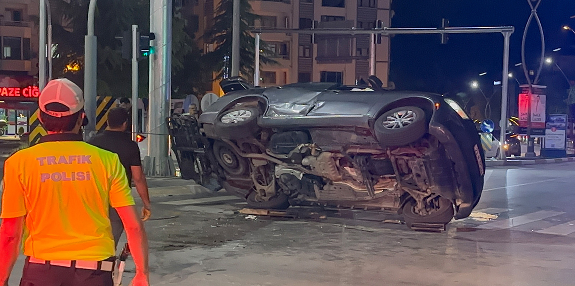 Otomobille çarpışan araç yan yattı: 11 yaralı