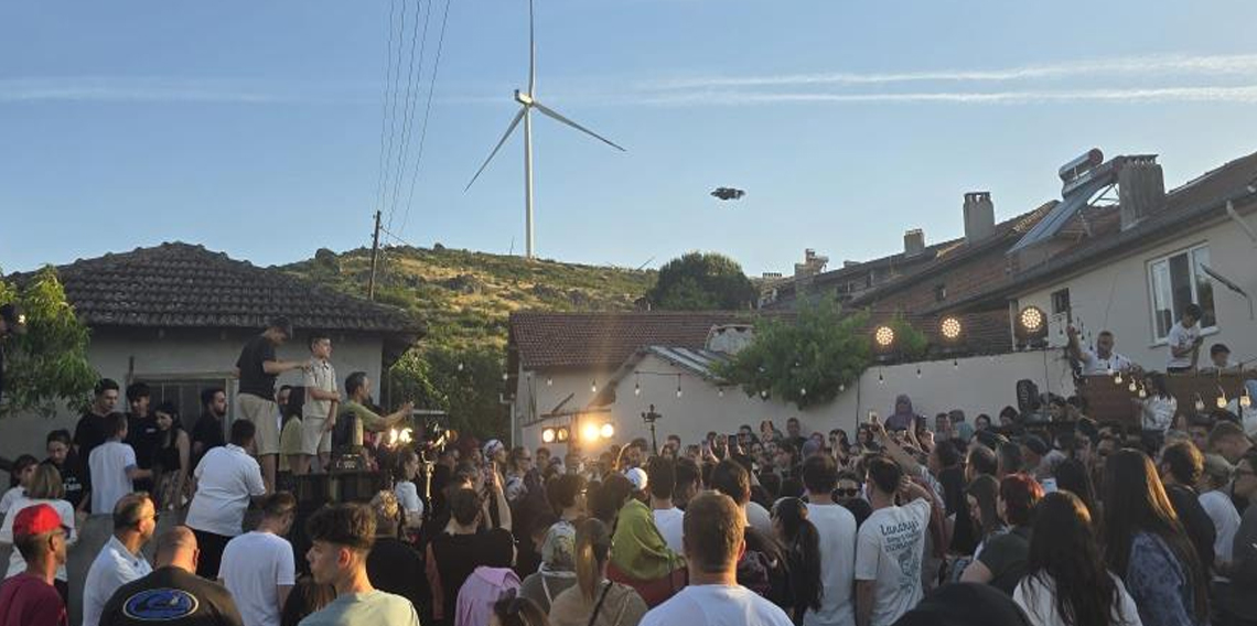 Dünyaca ünlü DJ Mahmut Orhan köyünde konser verdi