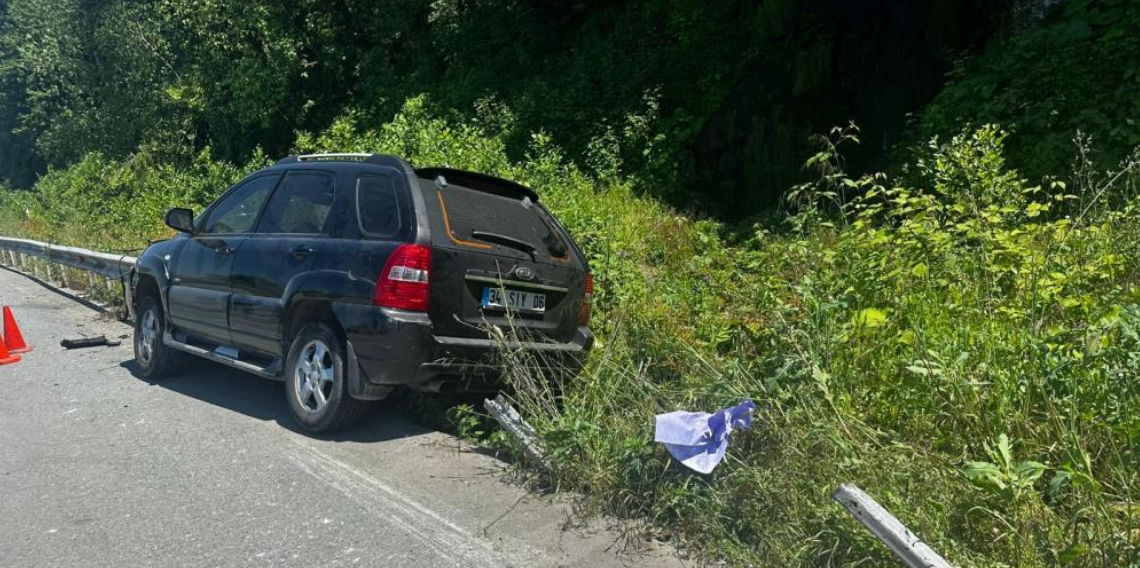 Artvin'de Korkutan Kaza: Bariyerler Aracın Motor Bölümüne Saplandı
