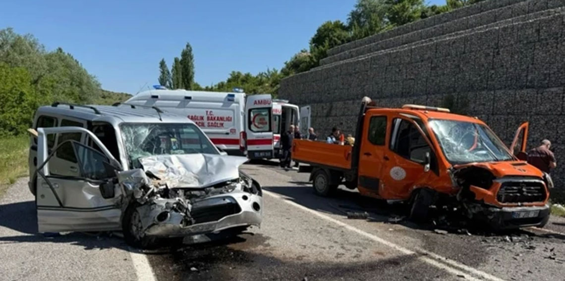 Niğde'de hafif ticari araç ile kamyonet çarpıştı, 6 kişi yaralandı