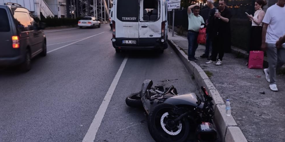 Motosiklet dolmuş minibüse arkadan çarptı