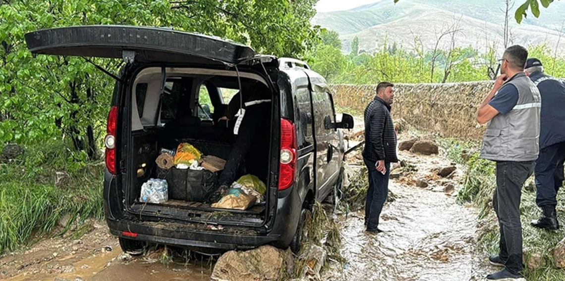 Kenti sel vurdu! Araçlar sulara kapıldı, 1 kişi hayatını kaybetti
