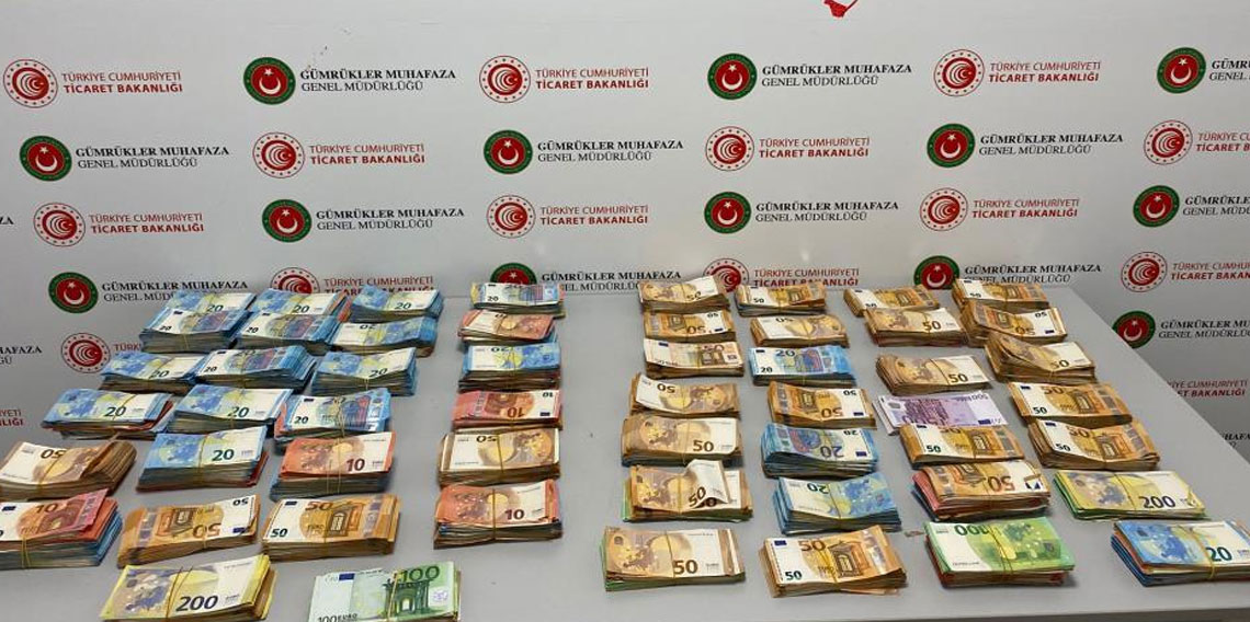 Bebek bezleri içerisine gizlenmiş 20 milyon liradan fazla nakit para ele geçirildi