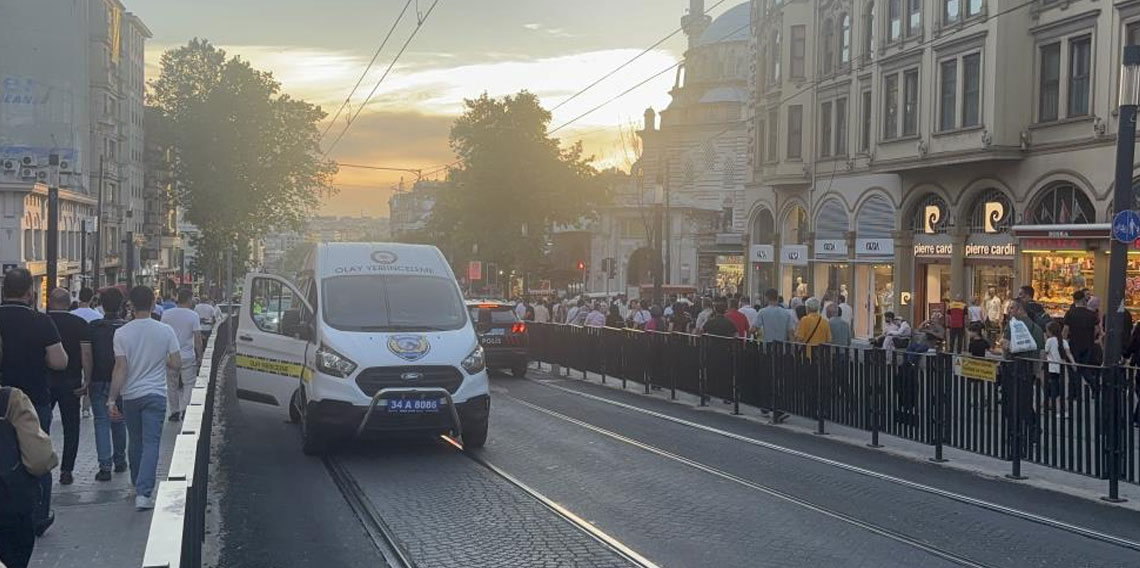 Fatih'te tramvayın altında kalarak ölen çocuğun cenazesi adli tıbba kaldırıldı