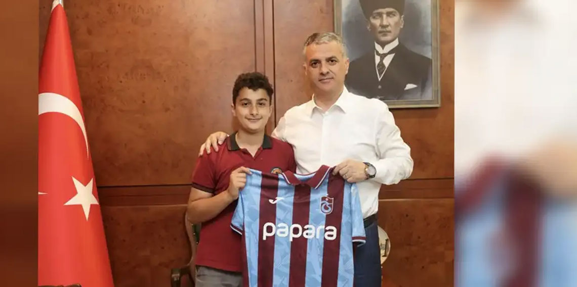 Filistinli Selam’a Trabzon’dan duygusal veda! Başkan Bıyık’tan Trabzonspor forması hediyesi