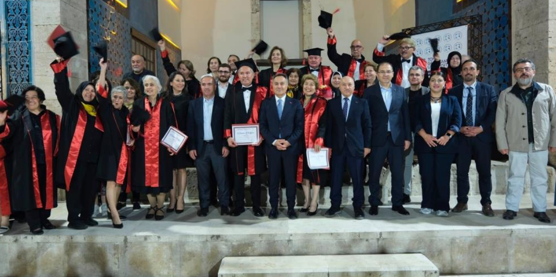 TOGÜ Tazelenme Üniversitesi’nde 60 yaş üstü öğrenciler kep attı