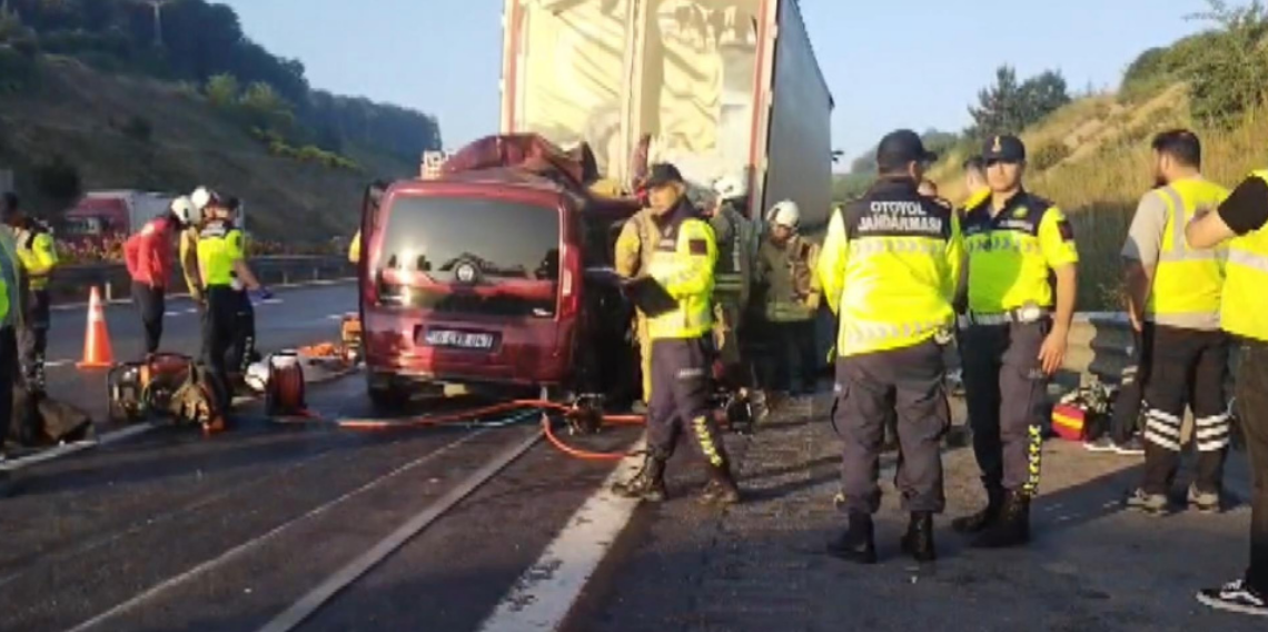 İstanbul'da Feci Kaza: TIR'a Çarpan Araçta 1'i Bebek 3 Kişi Hayatını Kaybetti
