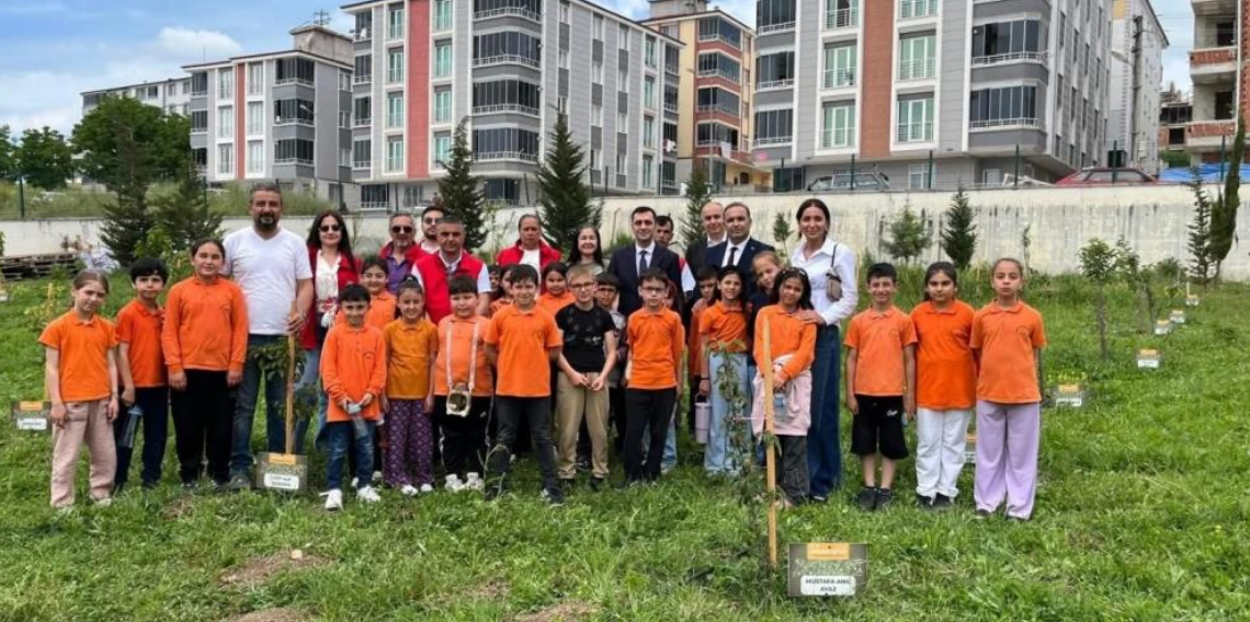Samsun'da Öğrenciler Yetiştirdikleri Fideleri Toprakla Buluşturdular