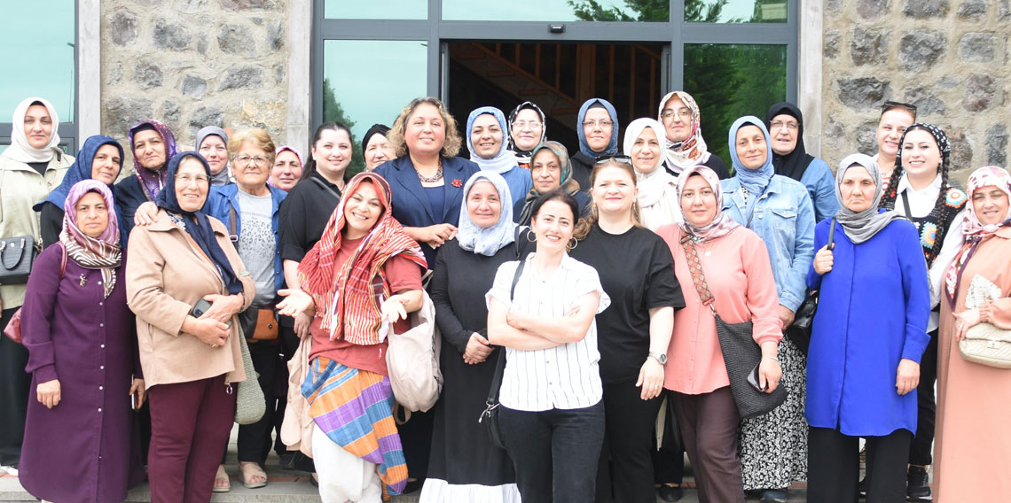 Yomra’da Nostalji Rüzgarı! “Geçmişe Açılan Kapı” Sergisi Büyük İlgi Görüyor