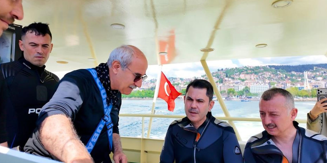 Bakan Kurum, dip çamuru temizliği yapılan İzmit Körfezi’ne daldı