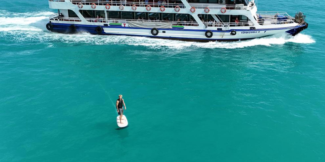 İstanbul Boğazı'nın turkuaz sularında elektrikli sörf