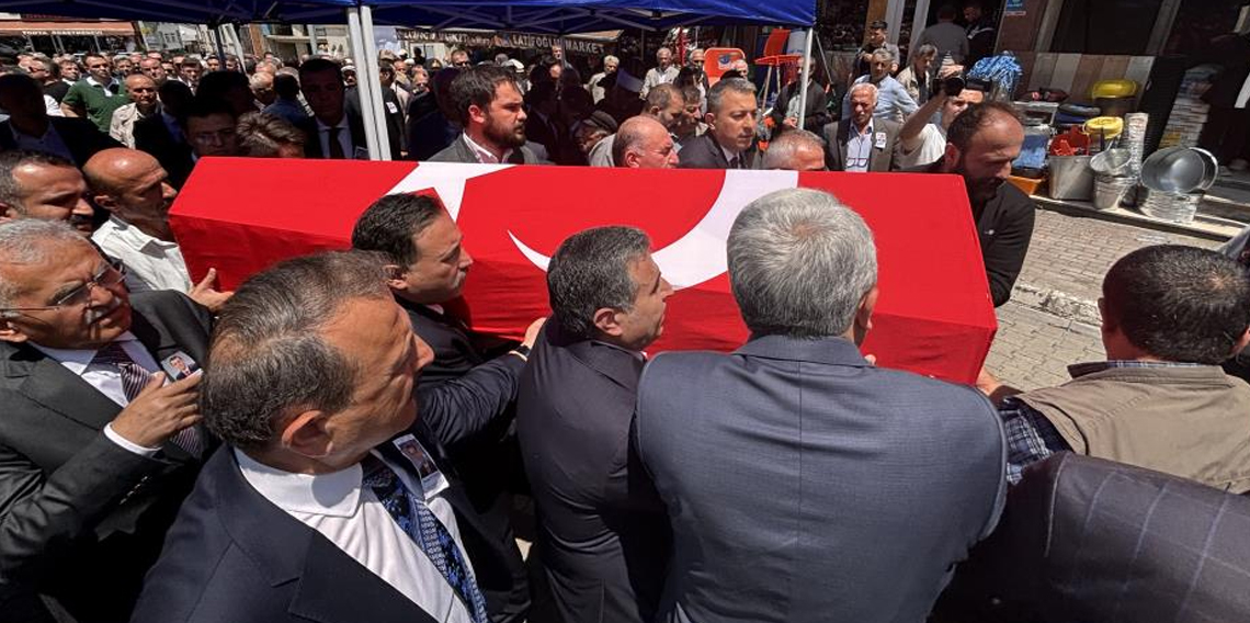Kalp krizine yenik düşen Vali Yardımcısı Şenol Esmer memleketi Trabzon’da toprağa verildi