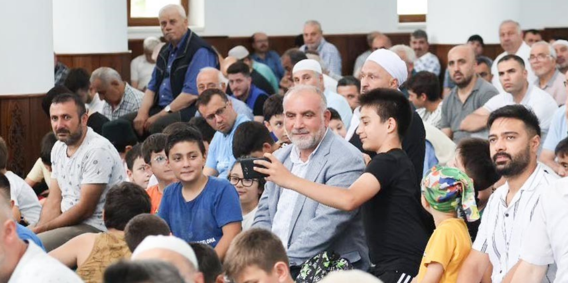 Canik'te camiler çocuklarla, çocuklar hediyelerle buluşuyor