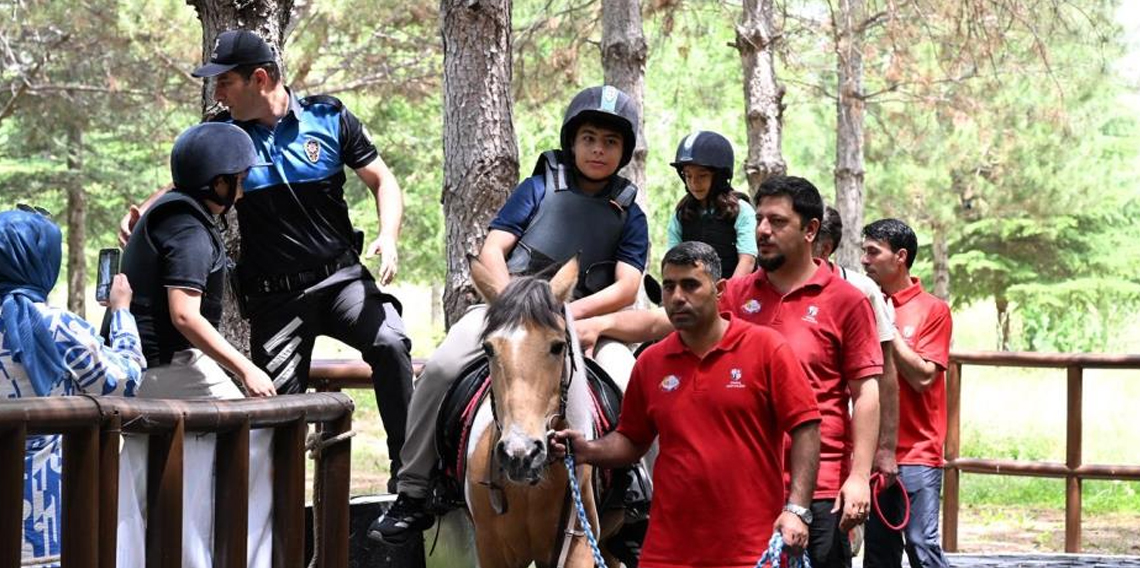 EMŞAV şehit ve gazi çocuklarıyla bir araya geldi