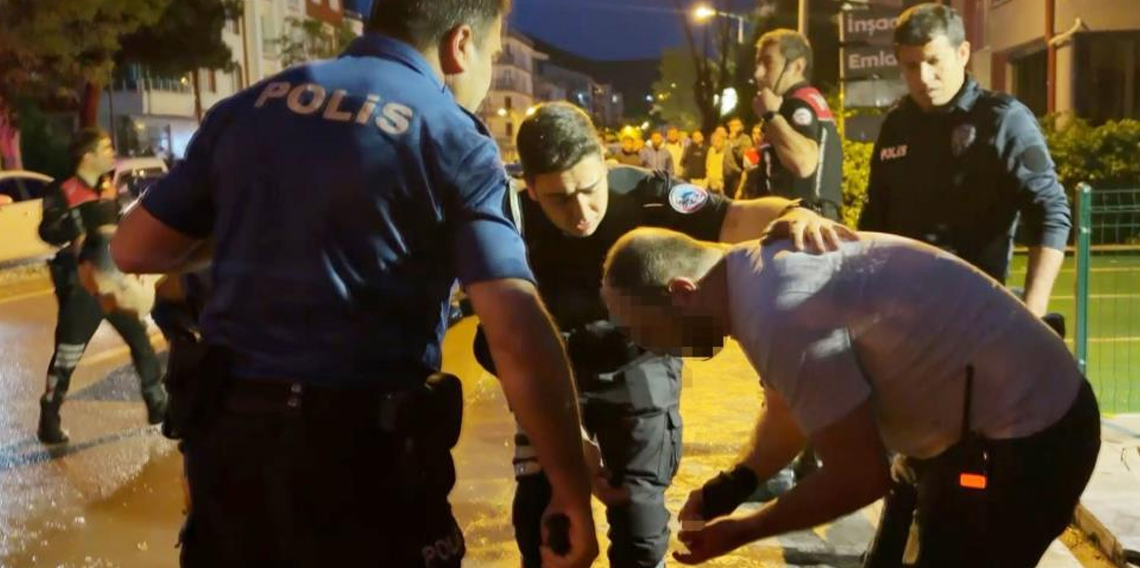 Öfkeli baba, kızını rahatsız eden gencin kulağını kesti: 1'i polis 2 yaralı