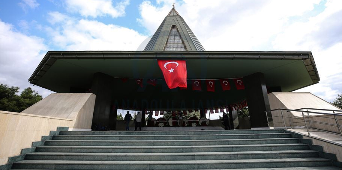 Adnan Menderes ezanın aslına çevrilmesinin 76. yıl dönümünde kabri başında anıldı