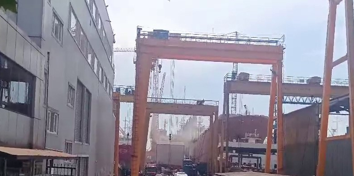 Tersanede bakımdaki gemide yangın