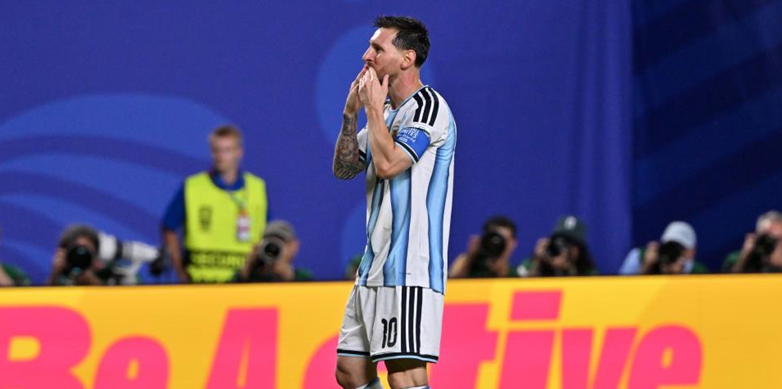 Messi'nin tarihe geçtiği maçta son şampiyon galibiyetle başladı