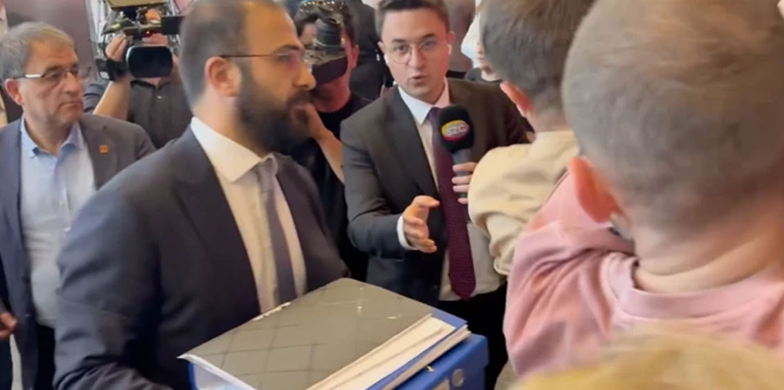 CHP'de olağanüstü kurultay için 833 delegenin imzası genel merkeze teslim edildi