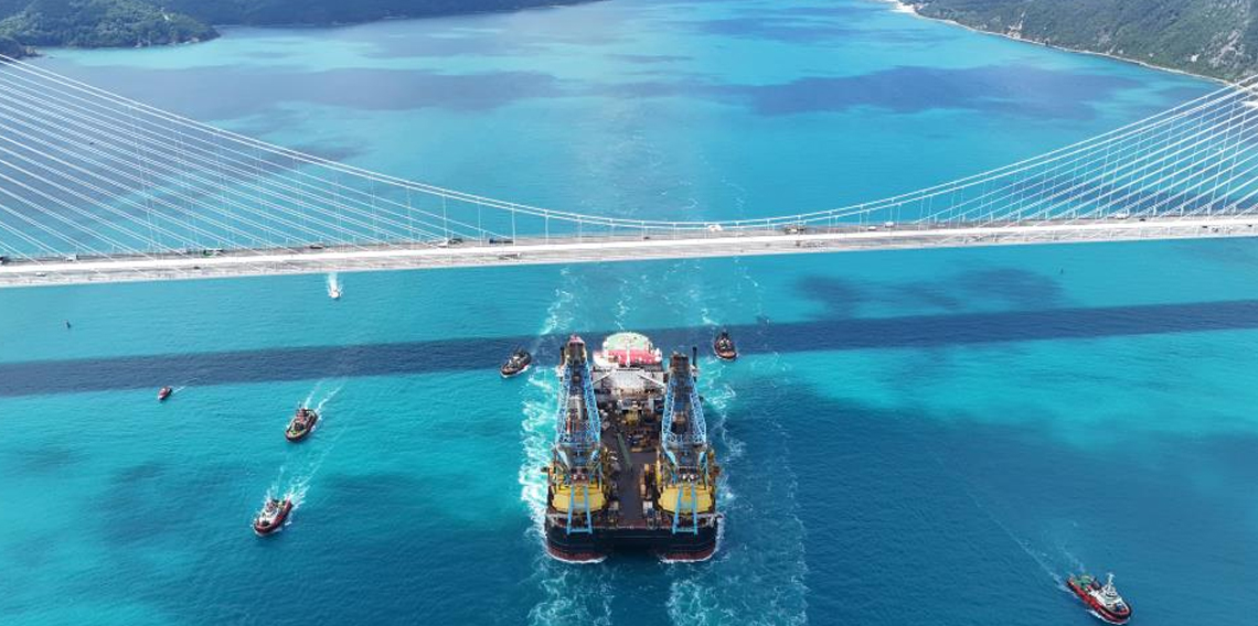 Dev vinç gemisi 'Saipem 7000' İstanbul Boğazı'ndan geçti